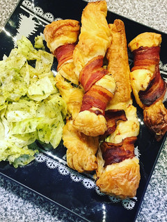 Gefüllte Blätterteigstangen mit Salat Rezepthauptbild