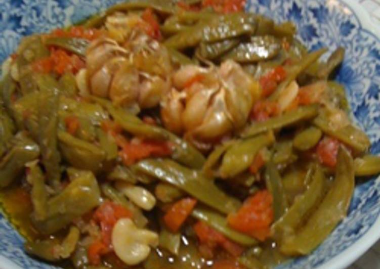 Green beans in tomato sauce - loubieh bi zeit Green beans in tomato sauce - loubieh bi zeit