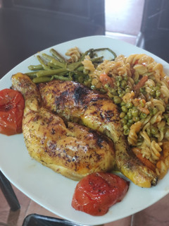 Una foto de Muslos de pollo con pasta de lentejas