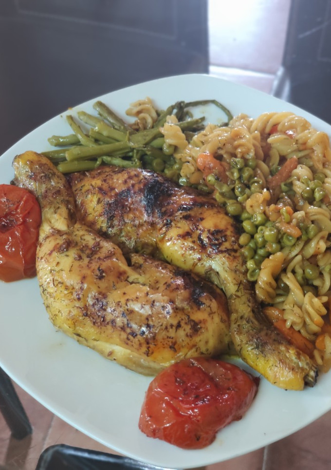 Una foto de Muslos de pollo con pasta de lentejas