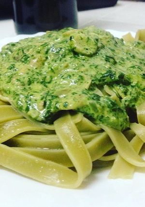 Una foto de Nidos con salsa cremosa de espinacas