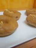 Donuts de crema de cacahuete rellenos de mermelada de frambuesa