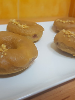 Una foto de Donuts de crema de cacahuete rellenos de mermelada de frambuesa
