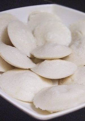 ઈડલી (Idli Recipe In Gujarati) રેસીપી મુખ્ય ફોટો