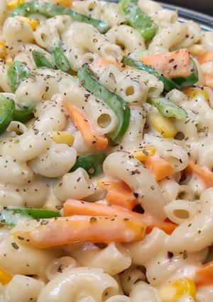 A picture of White sauce pasta.
