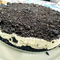 Una foto de 😋Postre helado Oreo estilo torta 💣para compartir ☺️
