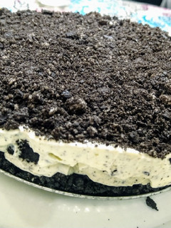 Una foto de 😋Postre helado Oreo estilo torta 💣para compartir ☺️