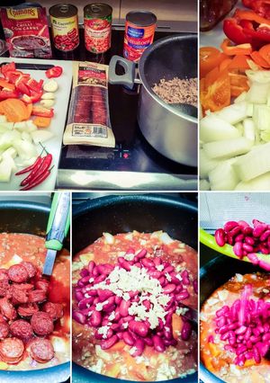 A picture of Fully loaded Chilli concarne.