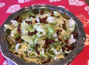 Une photo de Salade iceberg aux tomates confites séchées et persil
