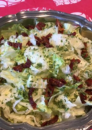 Une photo de Salade iceberg aux tomates confites séchées et persil