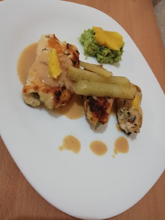 Una foto de Pechuga de pollo rellena, bañada en crema de queso con chipotle