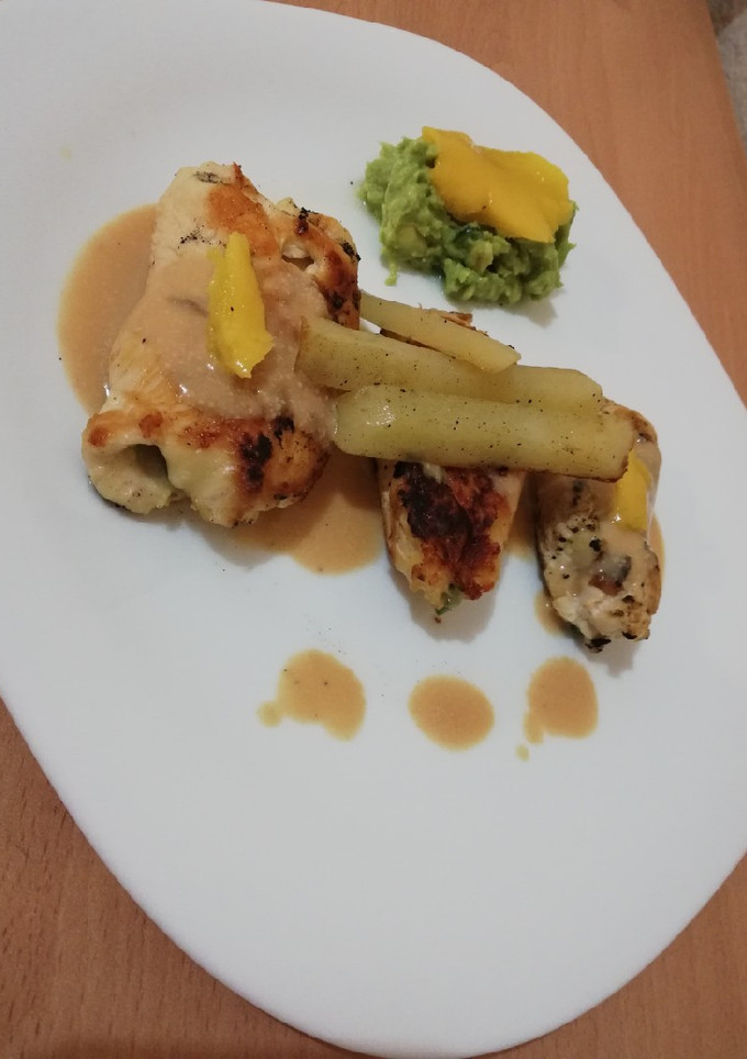Una foto de Pechuga de pollo rellena, bañada en crema de queso con chipotle