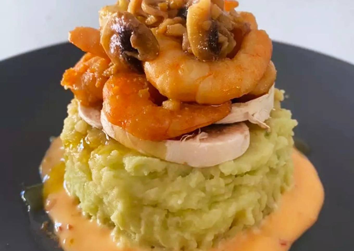 Timbal de Patata con Salsa de Aguacate, Langostinos al Ajillo y Champiñones en Dos Texturas 🦐