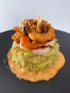 Una foto de Timbal de Patata con Salsa de Aguacate, Langostinos al Ajillo y Champiñones en Dos Texturas 🦐
