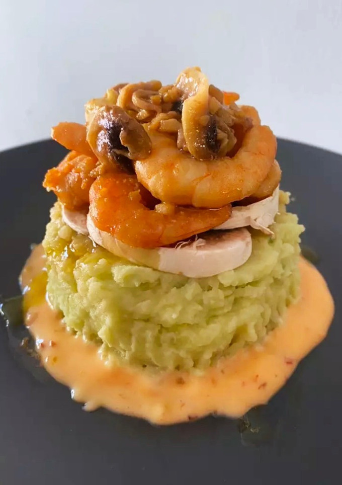 Una foto de Timbal de Patata con Salsa de Aguacate, Langostinos al Ajillo y Champiñones en Dos Texturas 🦐