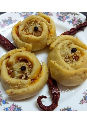 A picture of Stuffed rose buns.