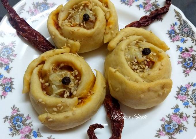 Stuffed rose buns