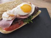 Une photo de steak œuf pain