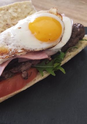 Une photo de Chivito completo