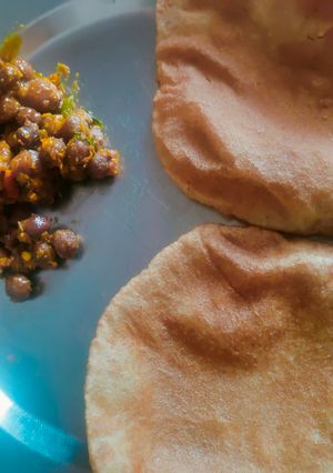 A picture of Poori chole.
