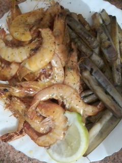 Una foto de Langostinos fritos al limón y navajas