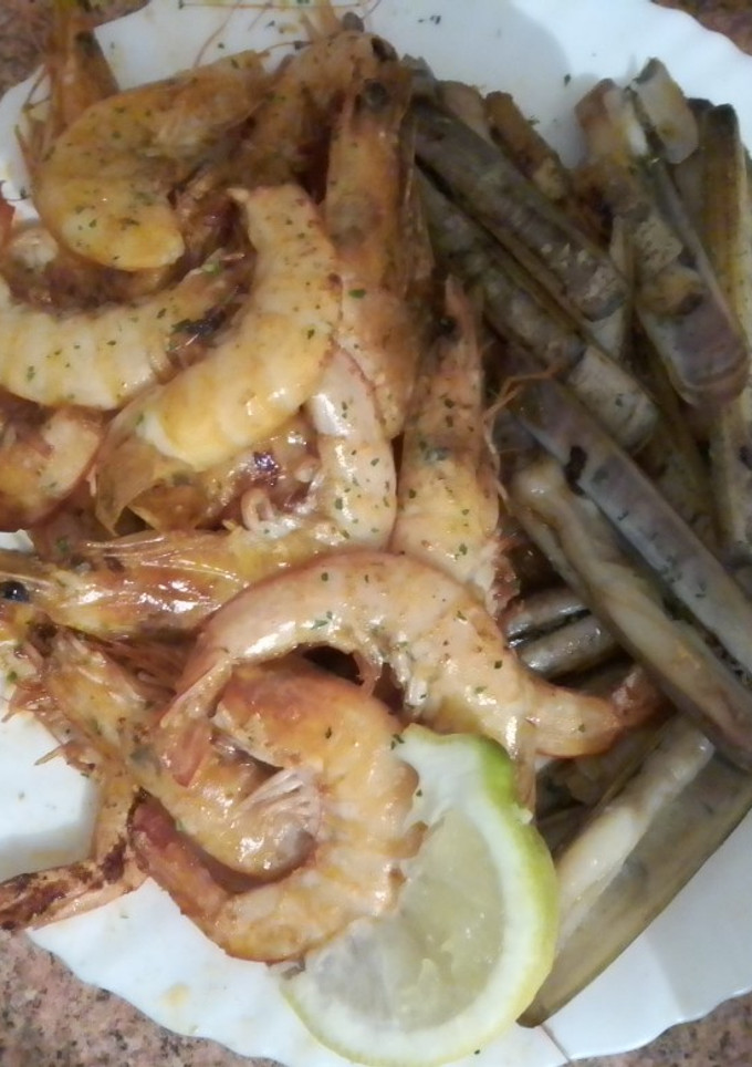 Una foto de Langostinos fritos al limón y navajas