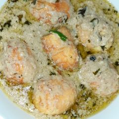 A picture of White gravy Egg korma.