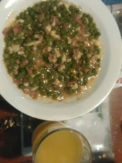 Una foto de Guisantes con bacon de pavo y huevo