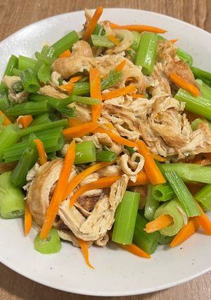 芹菜炒豆包 的食譜成品照片