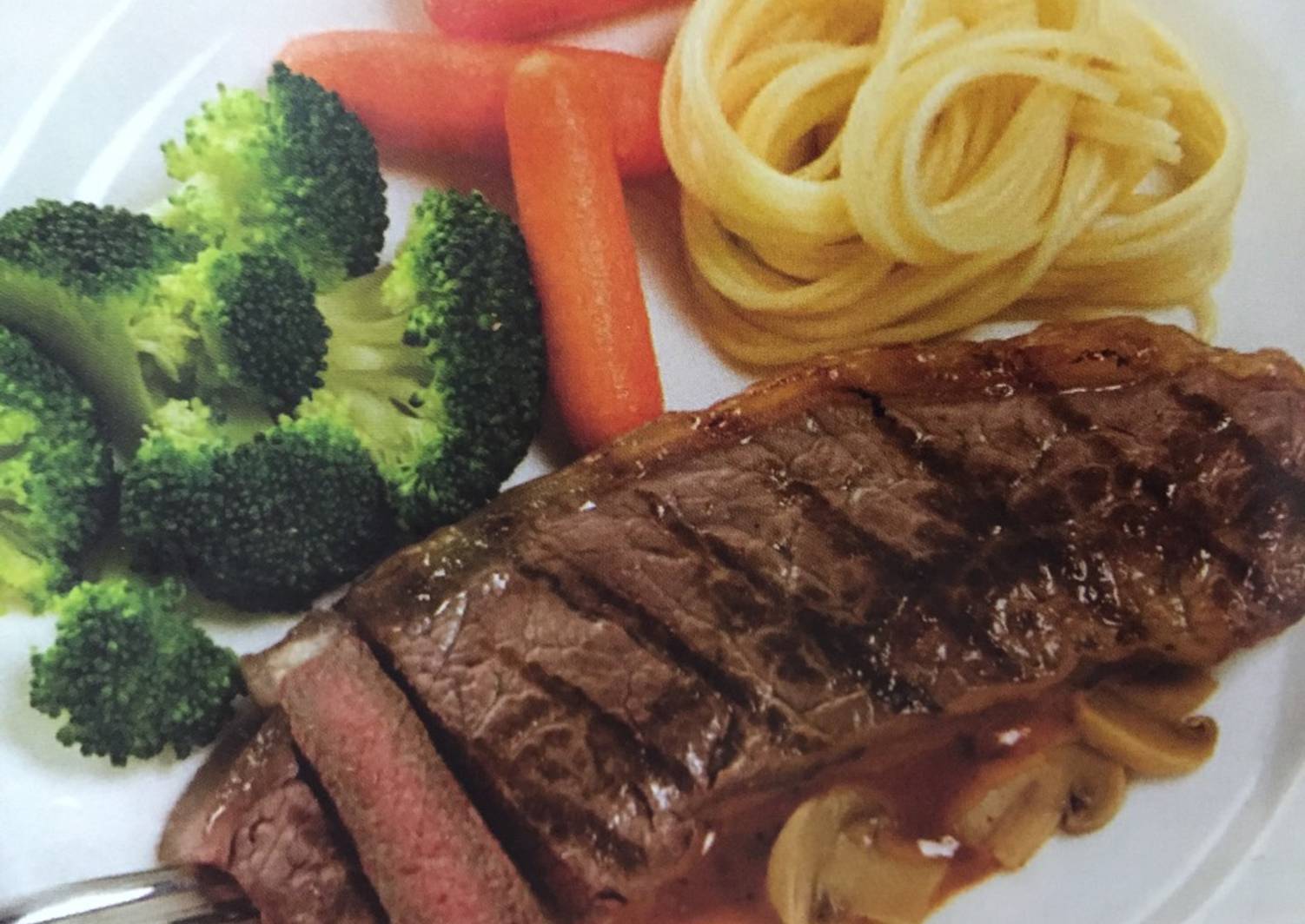 Resep Sirloin steak saus jamur oleh ivanastnto Cookpad