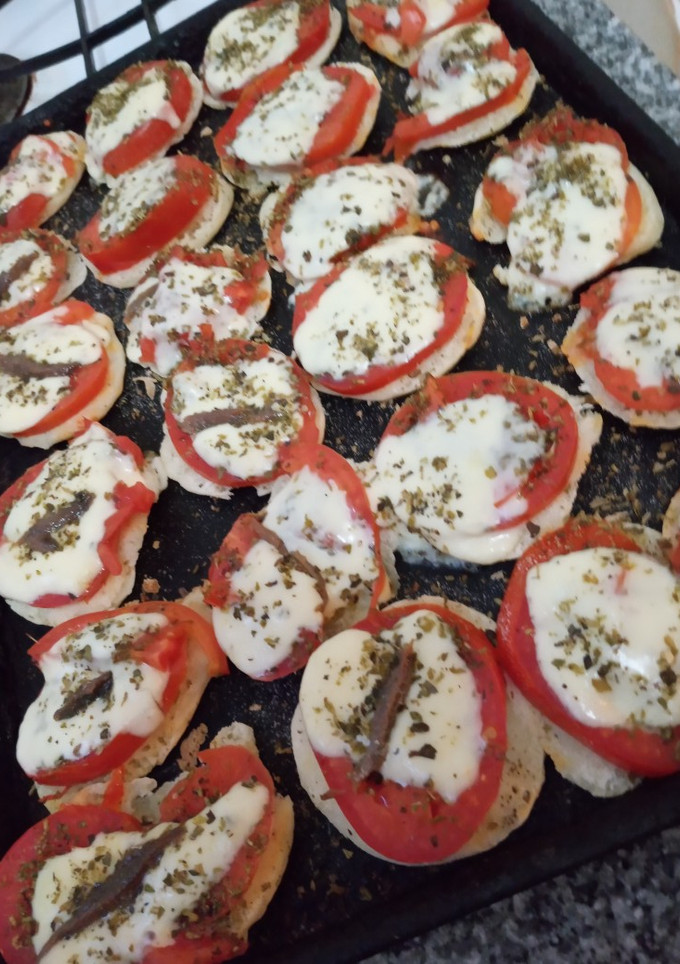 Una foto de Pizzetas con pan sin TACC, hecho a la sartén