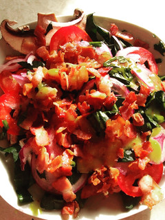 Una foto de Ensalada de espinaca y portobello