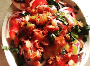 Una foto de Ensalada de espinaca y portobello