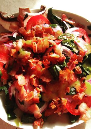 Una foto de Ensalada de espinaca y portobello