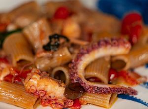 Foto di Pasta al Polpo con Olive Taggiasche, Datterino e Bottarga di Tonno Rosso
