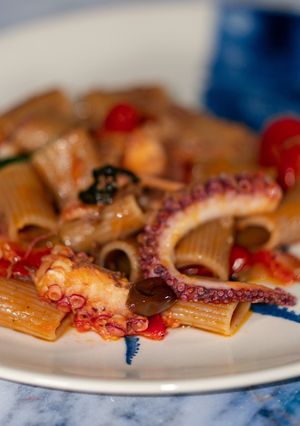 Foto di Pasta al Polpo con Olive Taggiasche, Datterino e Bottarga di Tonno Rosso