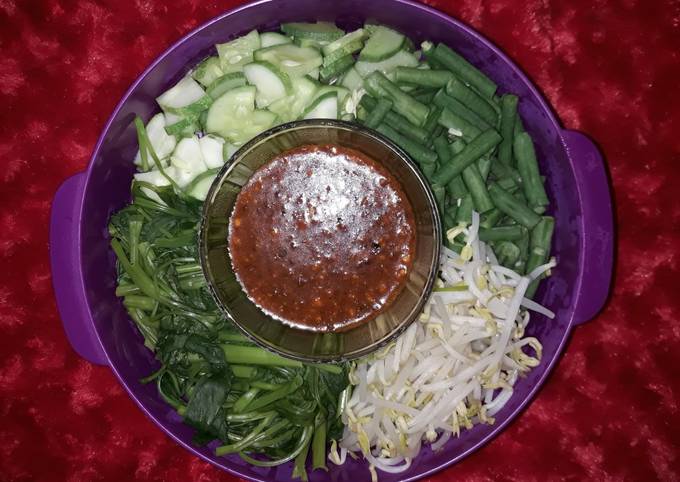 Vegetables Salad With Peanut Sauce a.k.a Pecel