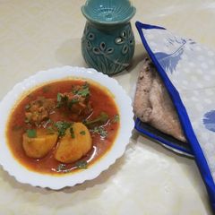 A picture of Aloo gosht.