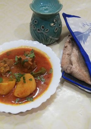 A picture of Aloo gosht.