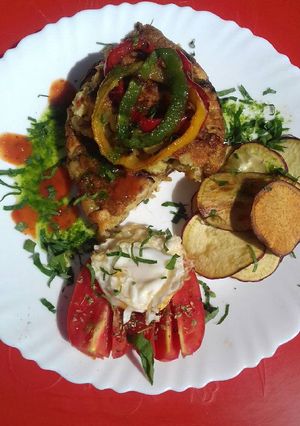 Una foto de Tortilla de papas con tomate y batata fritas