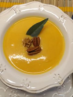 Una foto de Crema de calabaza de otoño con cúrcuma