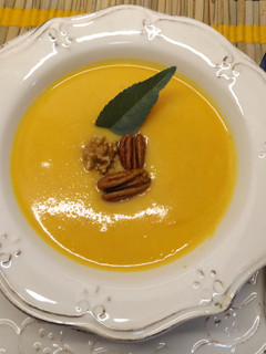 Una foto de Crema de calabaza de otoño con cúrcuma