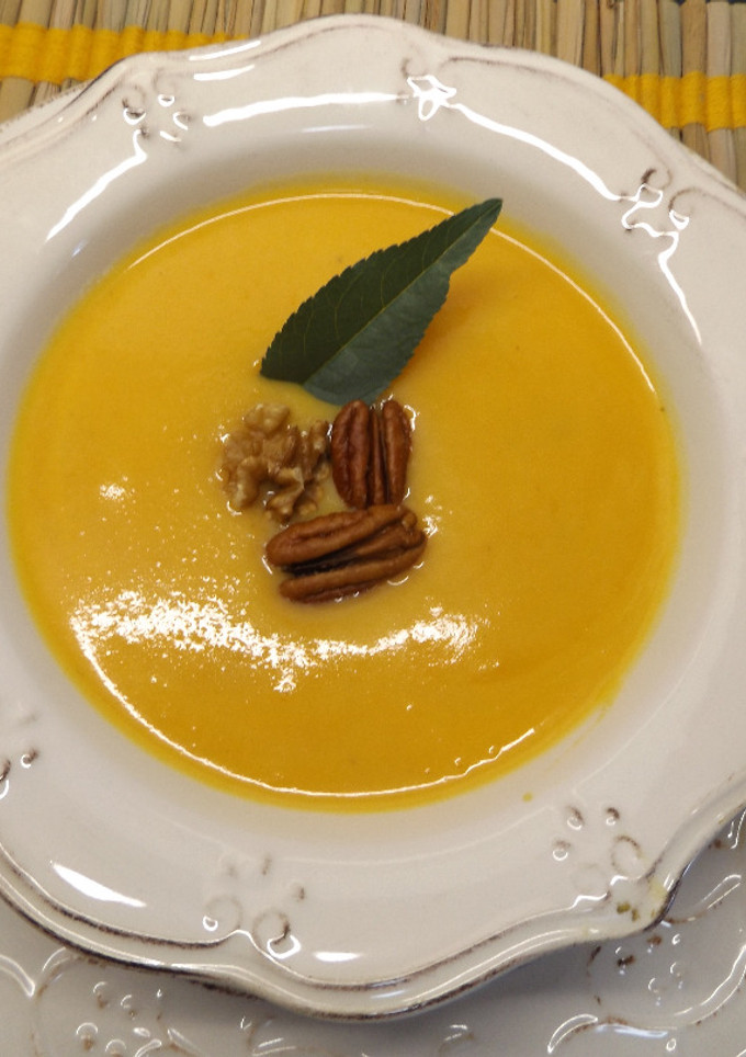 Una foto de Crema de calabaza de otoño con cúrcuma
