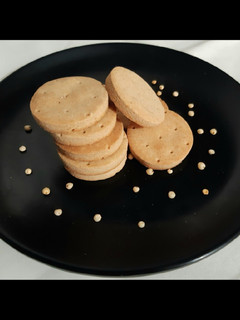 જુવાર કુકીઝ (Jowar Cookies Recipe In Gujarati) રેસીપી મુખ્ય ફોટો