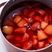 A picture of Kompot (fruit drink).