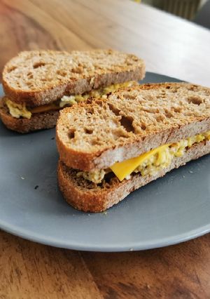Une photo de Sandwich aux œufs et au cheddar
