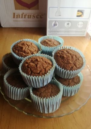 Una foto de Cupcakesde chocolate y manzana❣️Sin harina/ azúcar ni lácteos💥