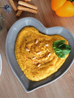 Una foto de Hummus de pimientos amarillos asados