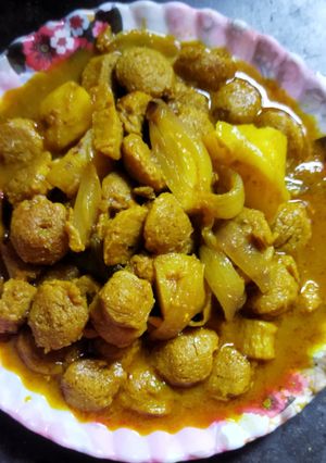 आलू सोया चंक्स करी (aloo soya chunks curry recipe in Hindi) रेसिपी मुख्य फोटो