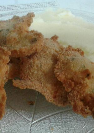 Una foto de Nuggets de pollo con puré